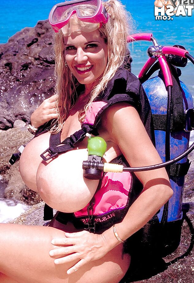 16P Chesty loira mais velha Peituda Dusty espalhando vulva peluda ao ar livre na praia