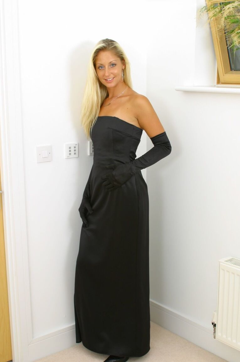 21P La superbe Yazmin enlève sa robe noire et pose en lingerie torride.