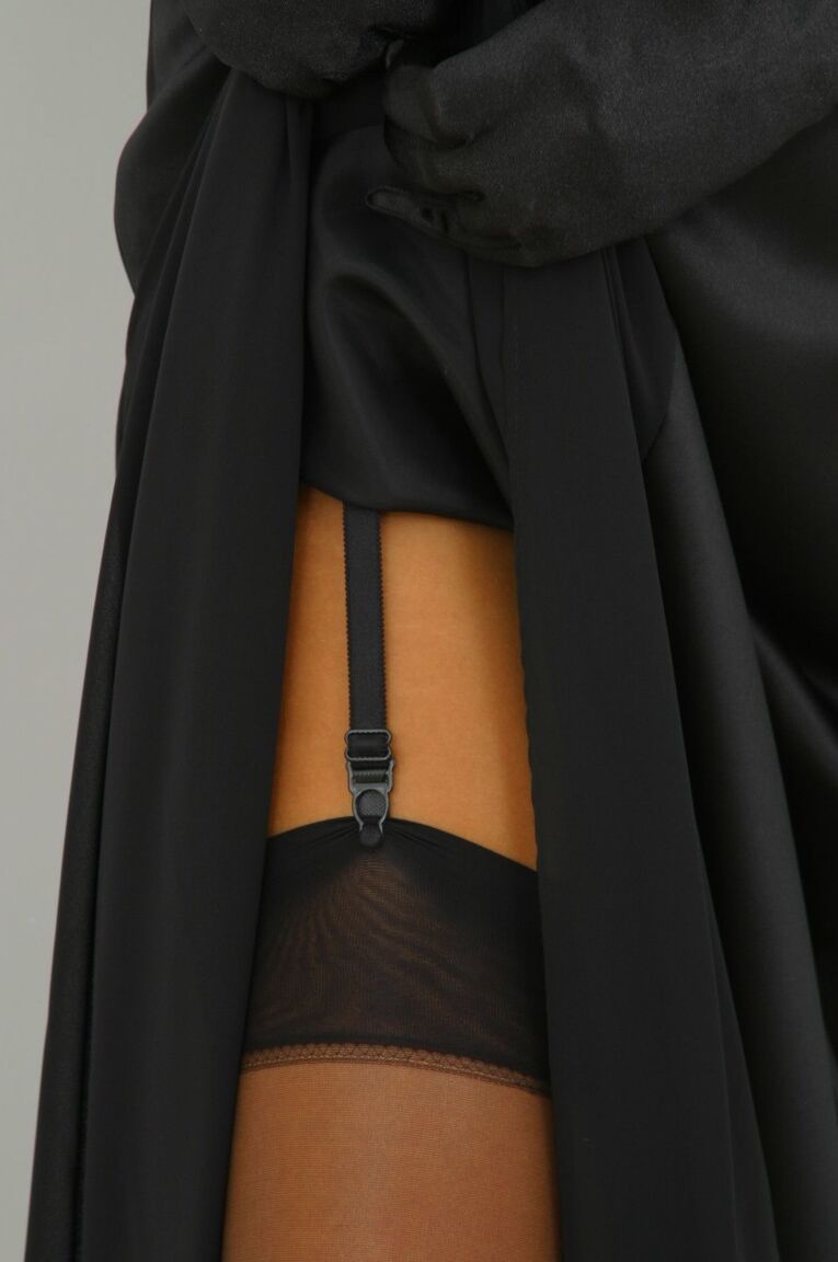 21P La superbe Yazmin enlève sa robe noire et pose en lingerie torride.