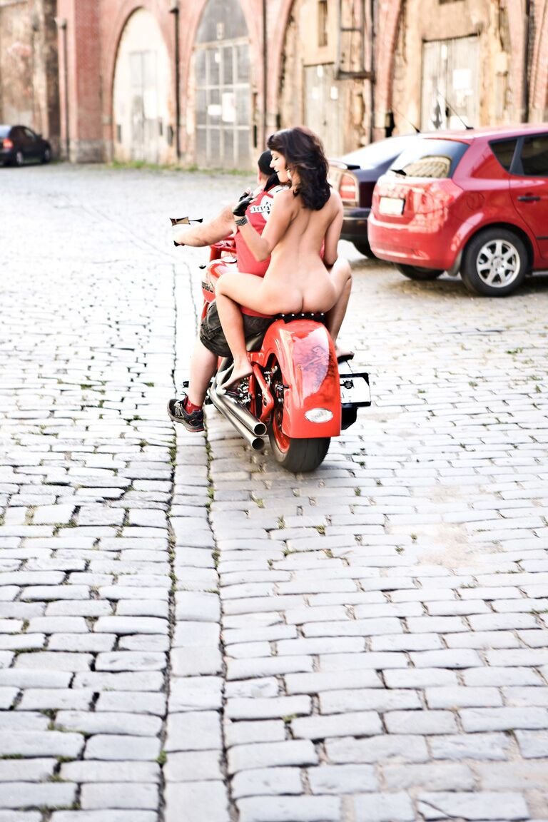 21P La jovencita con guantes Tess muestra sus grandes tetas