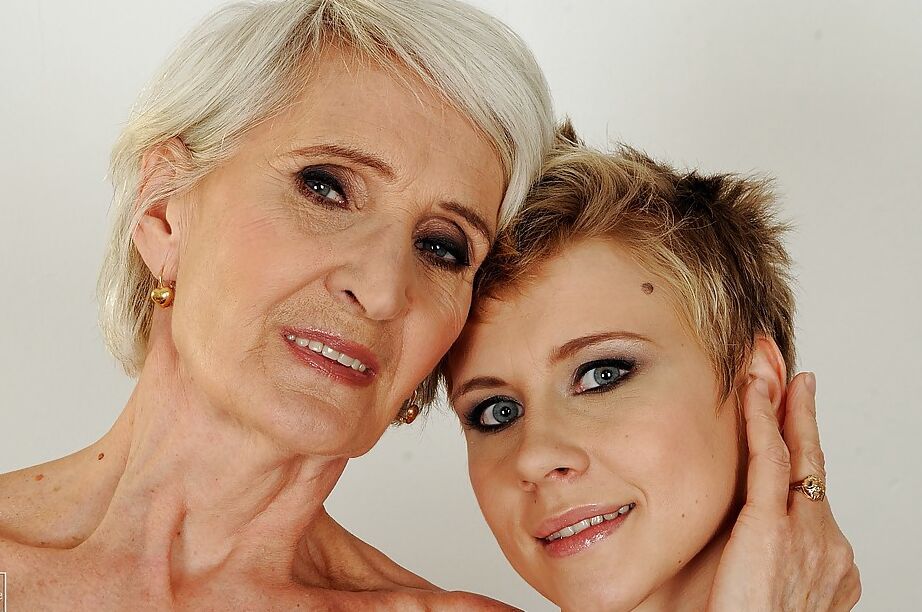 16P Junge Lesbe Chicky Clarissa zieht sich zusammen mit ihrer Oma Viviana aus