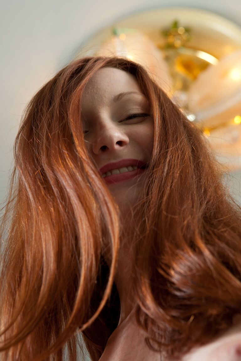21P Ginger babe com seios naturais Jodie exibe sua vagina saborosa em uma cama
