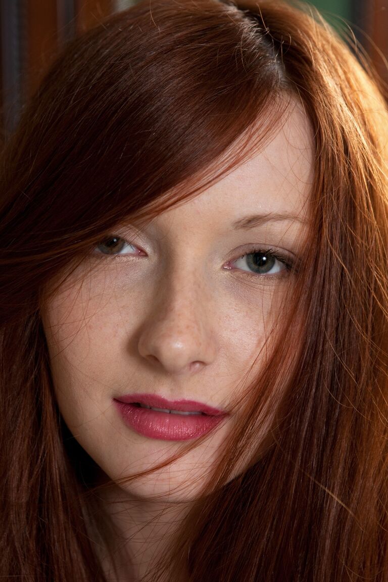 21P Ginger babe com seios naturais Jodie exibe sua vagina saborosa em uma cama