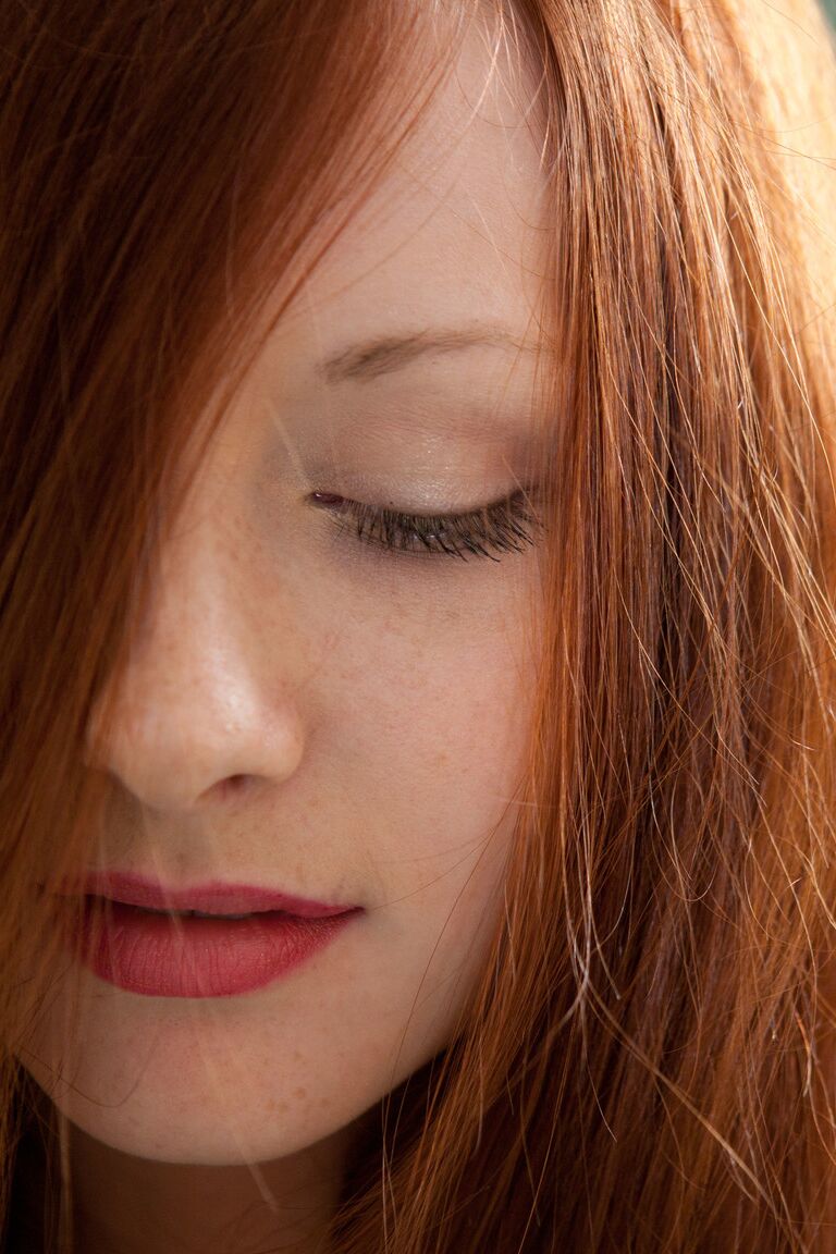 21P Ginger babe com seios naturais Jodie exibe sua vagina saborosa em uma cama