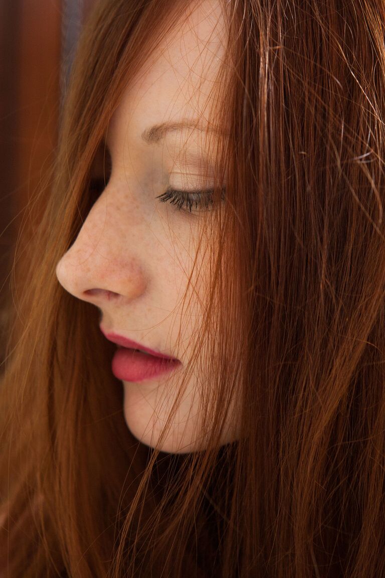 21P Ginger babe com seios naturais Jodie exibe sua vagina saborosa em uma cama