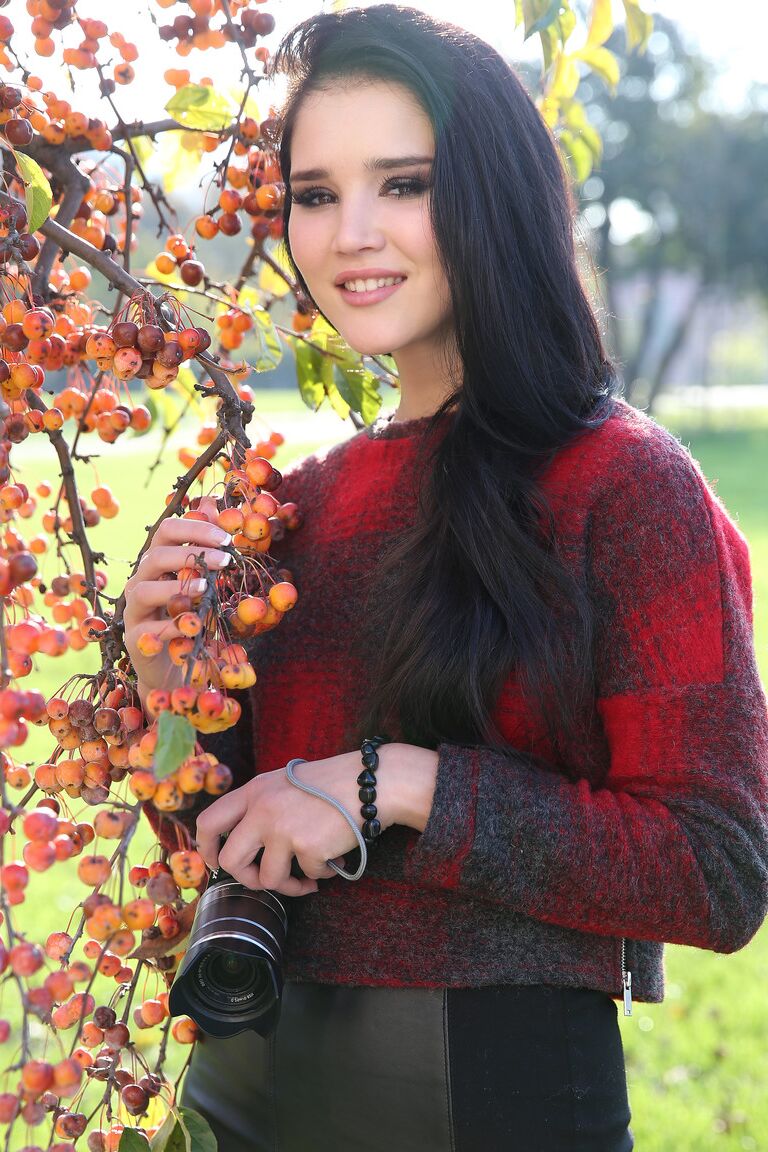 21P 黒髪のモデルのマレーナが写真撮影でハゲマンコを広げる