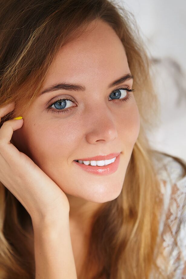 18P Adolescente Leggy com olhos azuis Mango A mostra sua buceta raspada nua