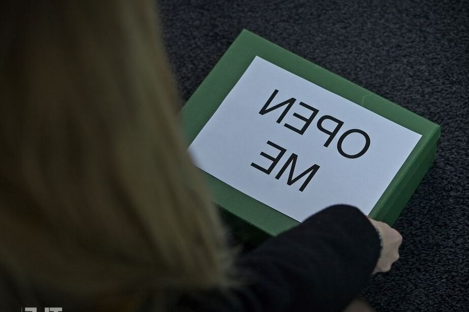 16P Блондинка Виктория Паппи ублажает свою киску большим черным дилдо