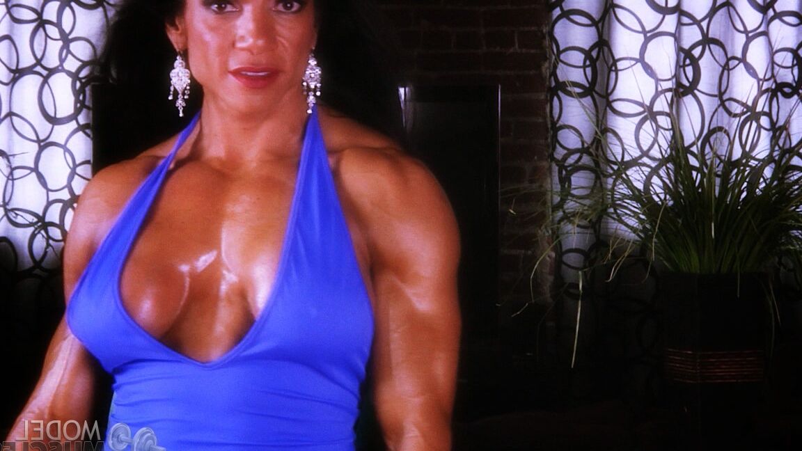 21P Marina Lopez, une MILF sexy et bodybuildée, exhibe son incroyable décolleté.