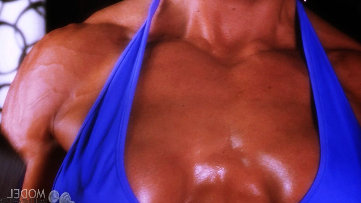 21P Marina Lopez, une MILF sexy et bodybuildée, exhibe son incroyable décolleté.