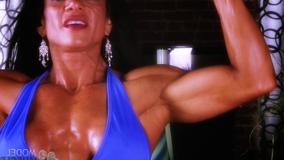 21P Marina Lopez, une MILF sexy et bodybuildée, exhibe son incroyable décolleté.