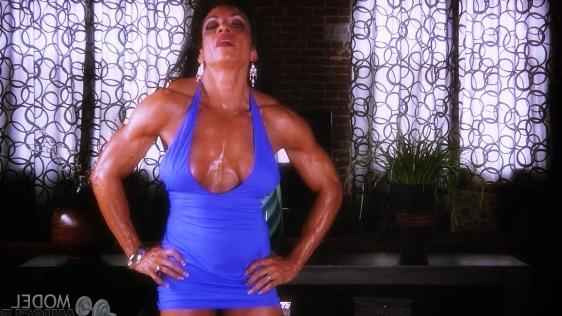 21P Marina Lopez, une MILF sexy et bodybuildée, exhibe son incroyable décolleté.