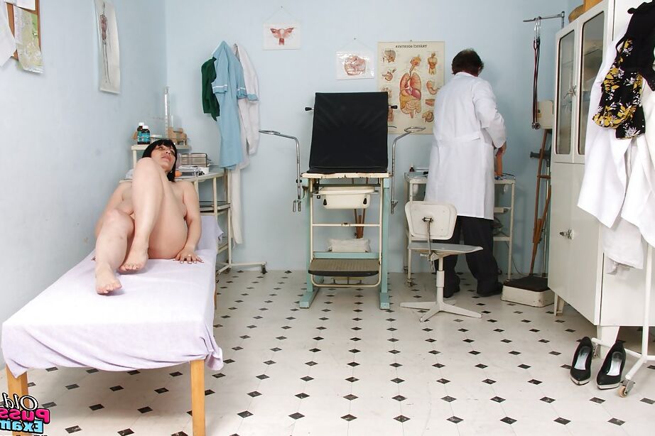 16P Morena madura gorda con tetas enormes obtiene su coño examinado por un ginecólogo