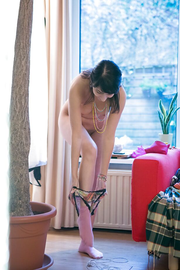 16P ブルネットの初めてのタイマーがパンティーとジーンズで毛深い猫を着飾る