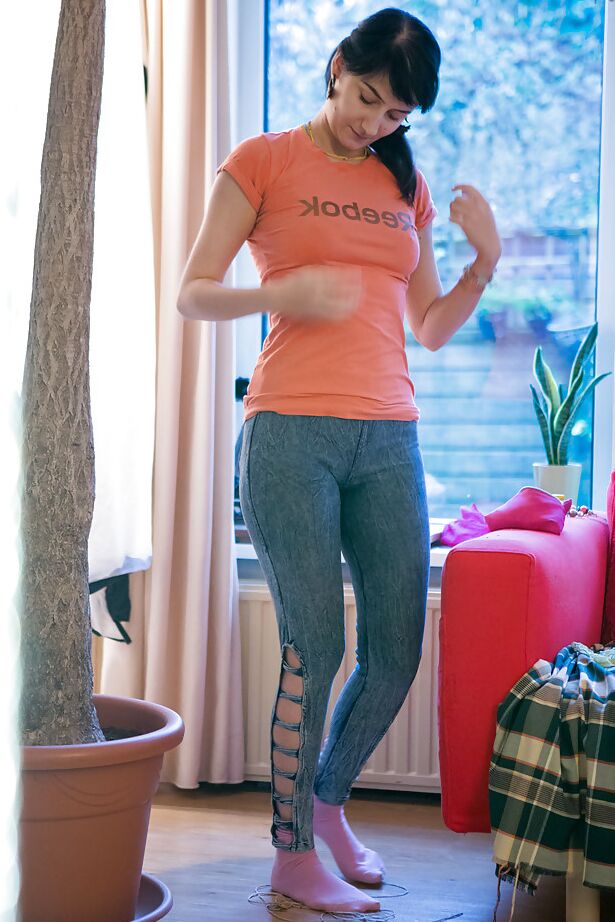 16P ブルネットの初めてのタイマーがパンティーとジーンズで毛深い猫を着飾る
