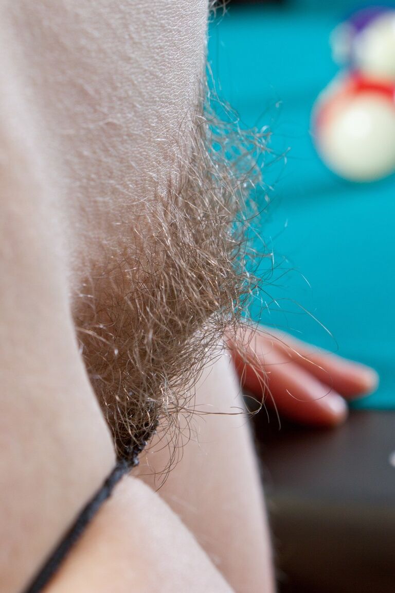 21P Blonde Malika entblößt ihren schlanken Körper, um ihre haarige Muschi auf dem Billardtisch zu zeigen