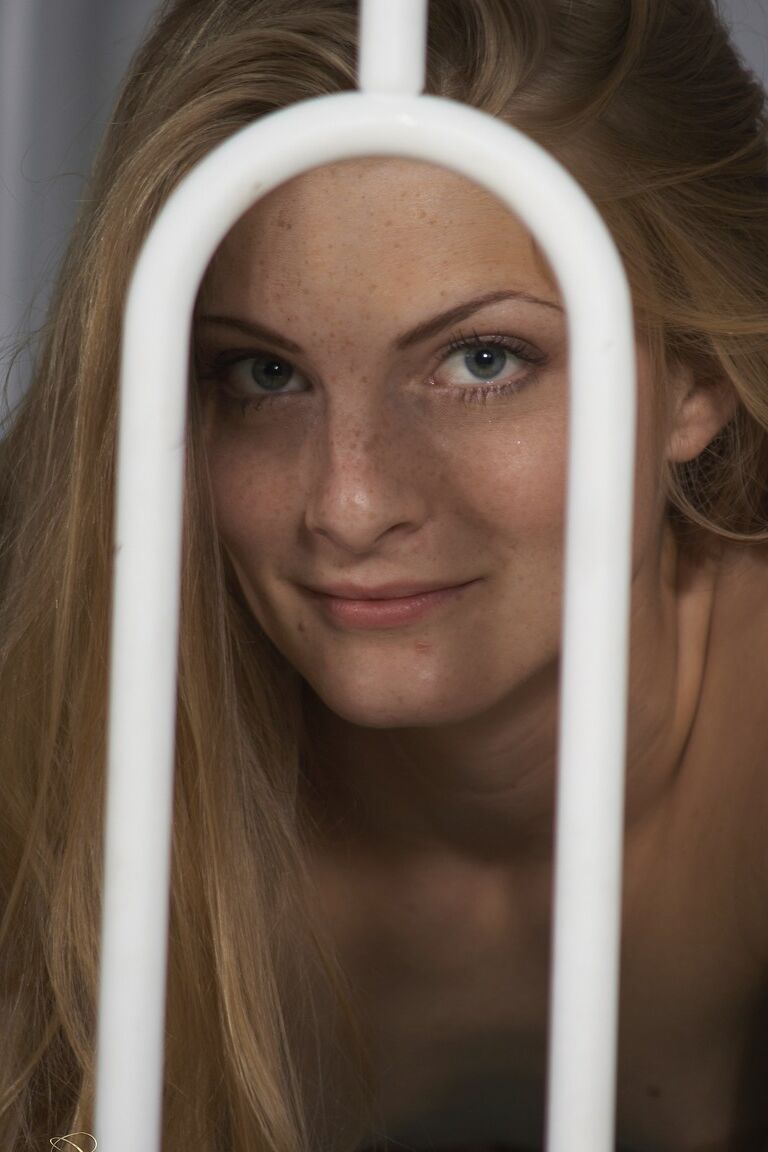 17P 3 garotas quase legais com pele clara se revezam fazendo sexo com um cara mais velho