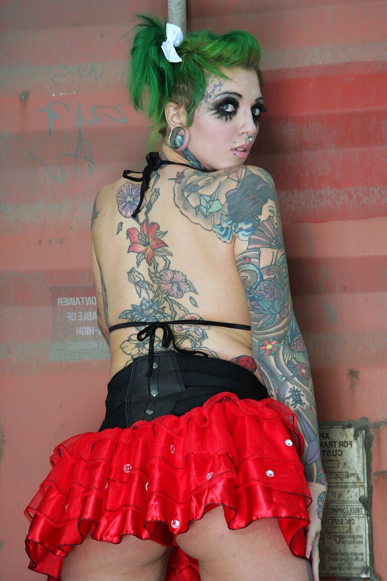 17P Rainha do pornô Punky com tatuagens sensuais Sydnee Vicious revela peitos falsos