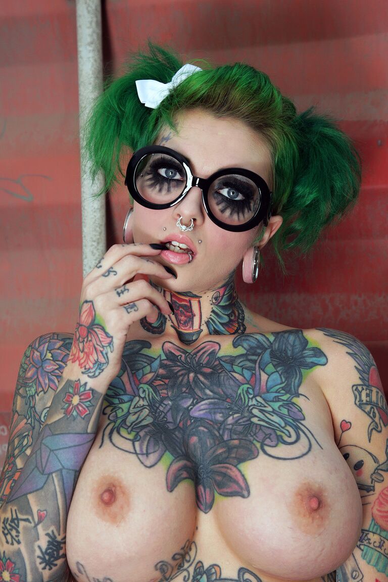 17P Rainha do pornô Punky com tatuagens sensuais Sydnee Vicious revela peitos falsos