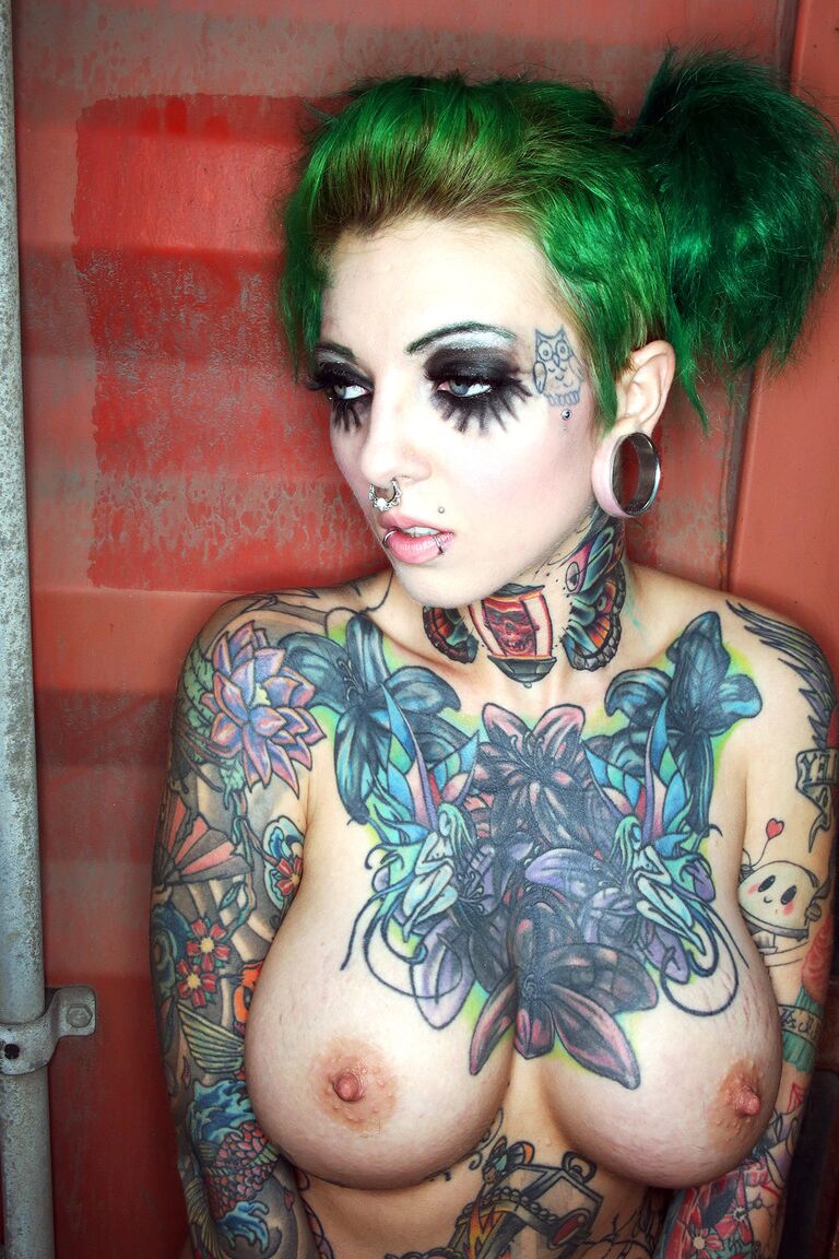 17P Rainha do pornô Punky com tatuagens sensuais Sydnee Vicious revela peitos falsos