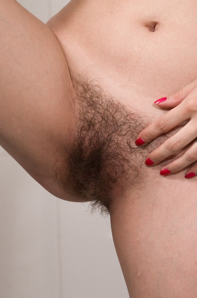 17P La caliente adolescente amateur July pierde sus diminutos pantalones cortos de mezclilla y se mete los dedos en su manguito súper peludo