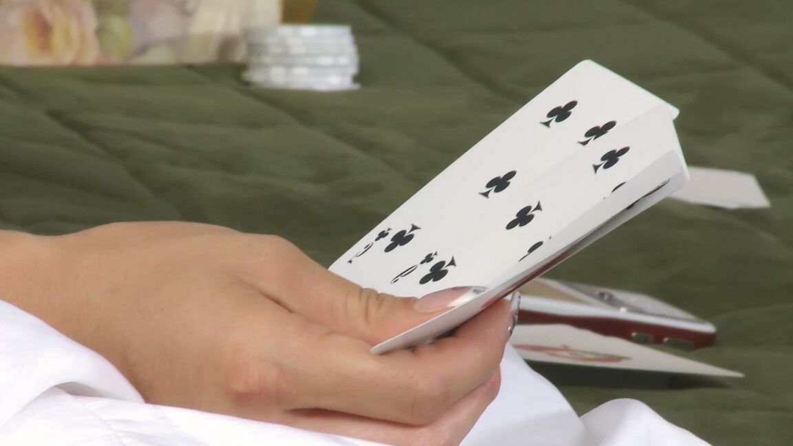 21P Bianca, mariée entièrement naturelle, prend un soin du visage la nuit de noces dans un jeu de blackjack pervers
