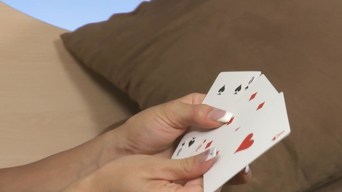 21P Bianca, mariée entièrement naturelle, prend un soin du visage la nuit de noces dans un jeu de blackjack pervers