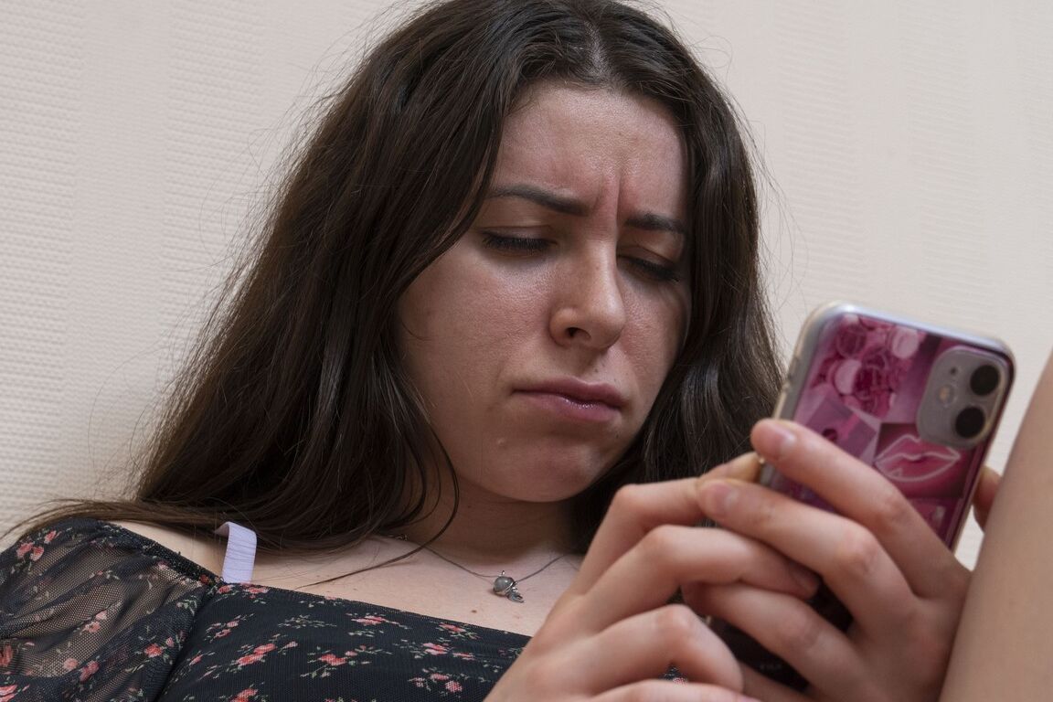 21P La amateur rusa Ally Breelsen abre su acogedor coño peludo en la cama