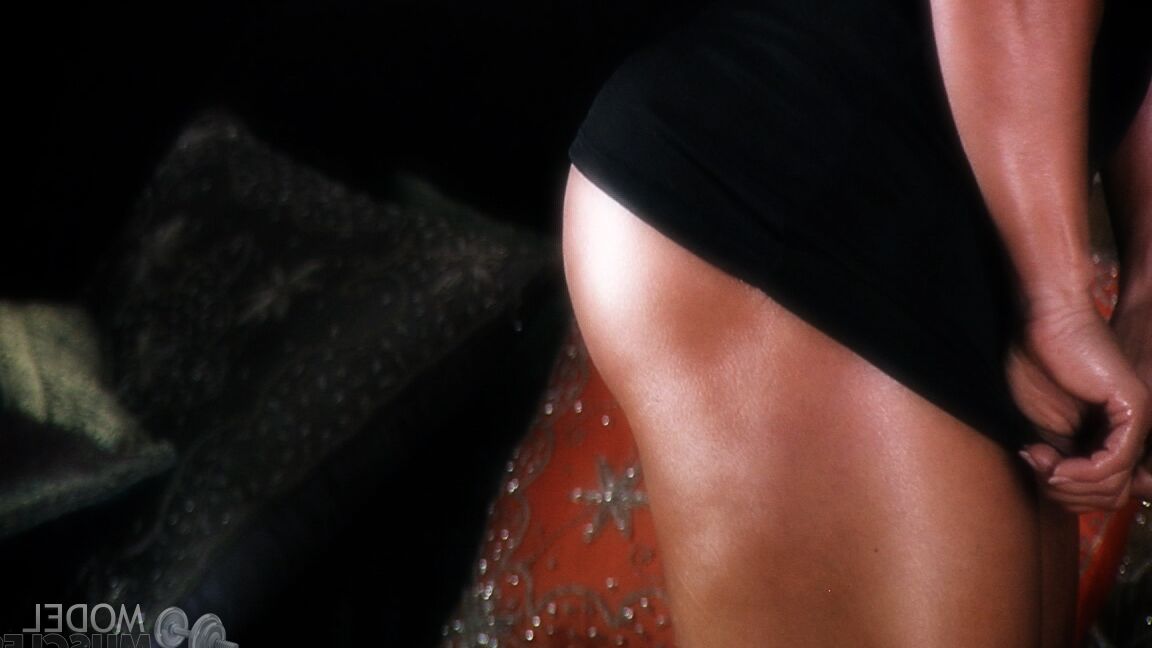 21P A linda fisiculturista Tina Cross mostra seu abdômen sexy e braços musculosos