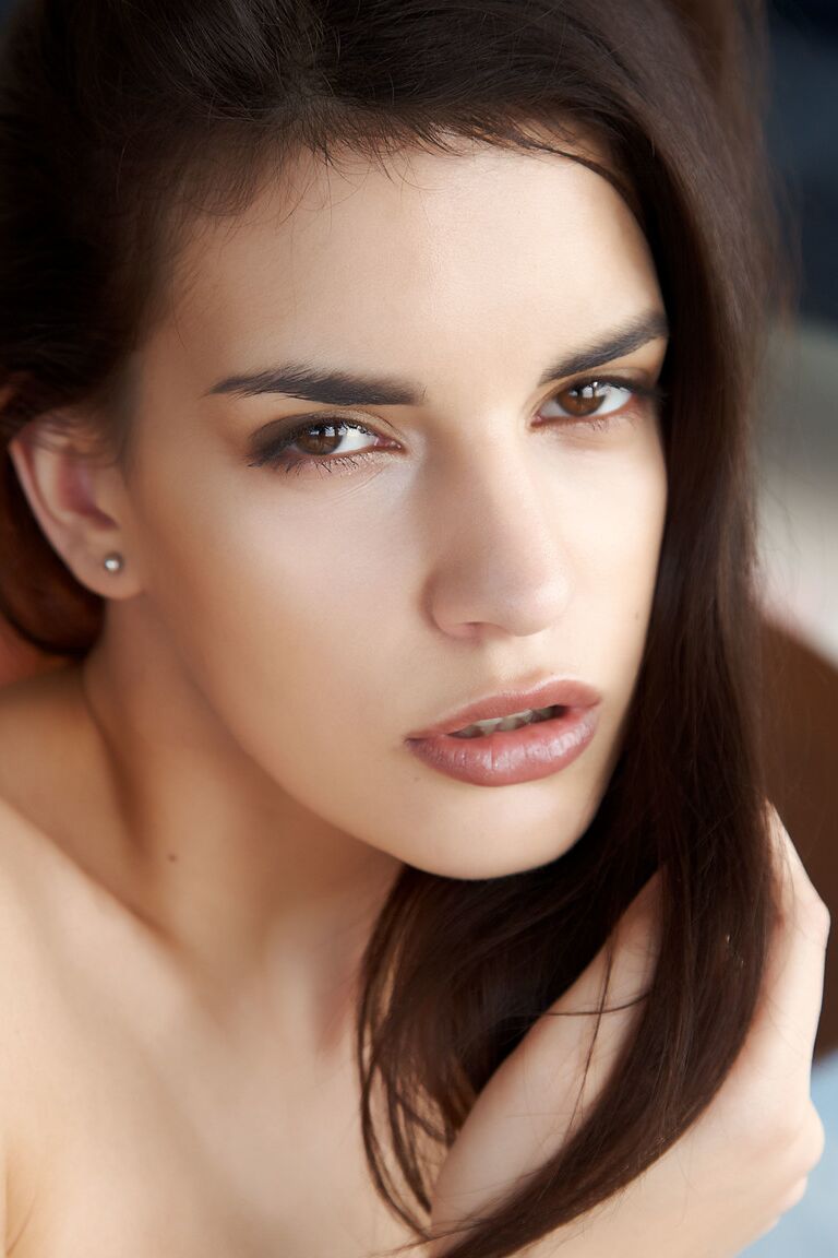 18P La esbelta belleza morena Candice Luka se mete los dedos en su coño perfecto en medias