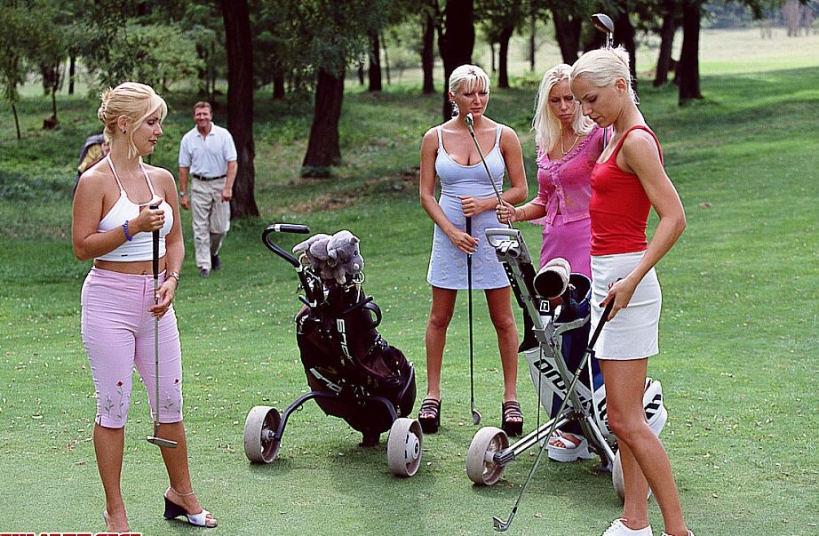 21P Impresionantes rubias con pechos calientes disfrutan del sexo anal en un campo de golf