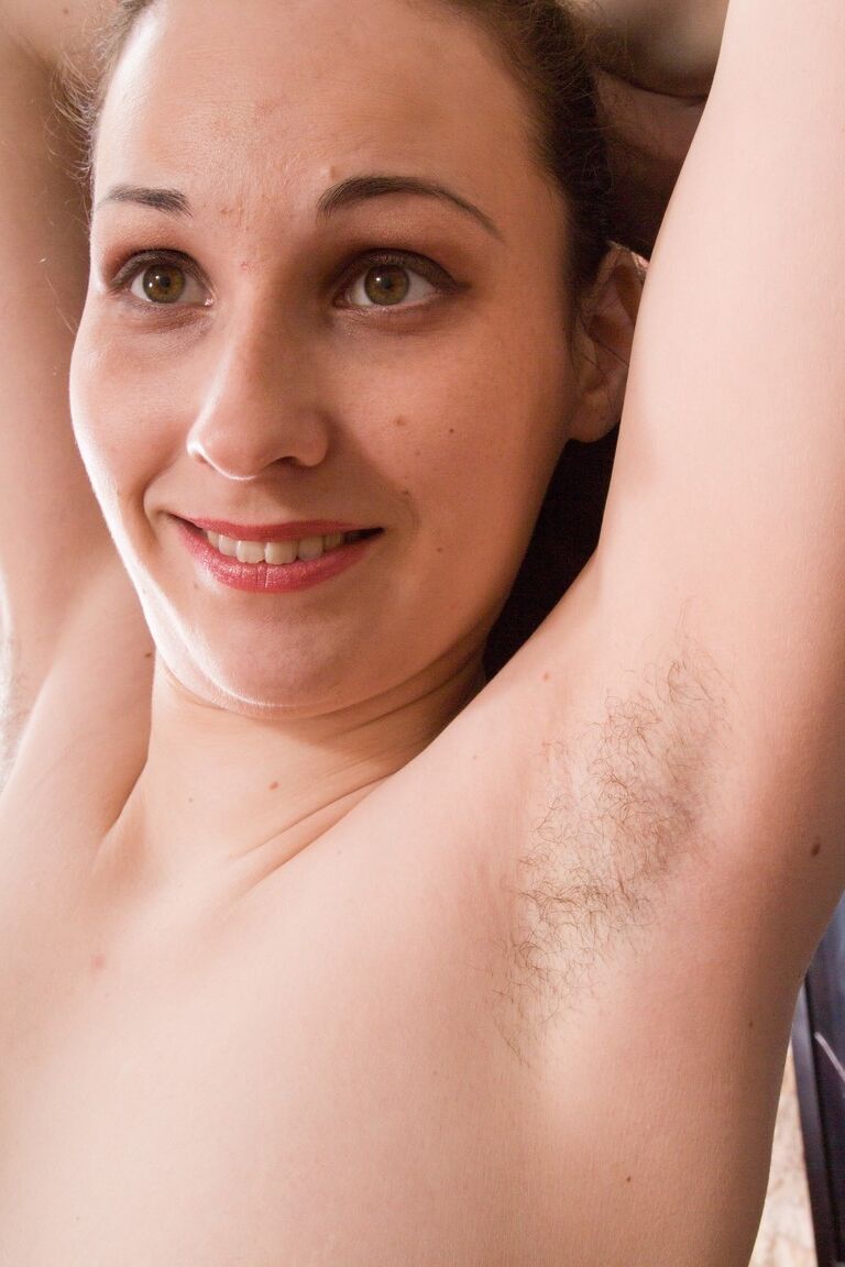 18P Morena de axilas peludas Delta Freya abre sus labios de coño peludo desnuda