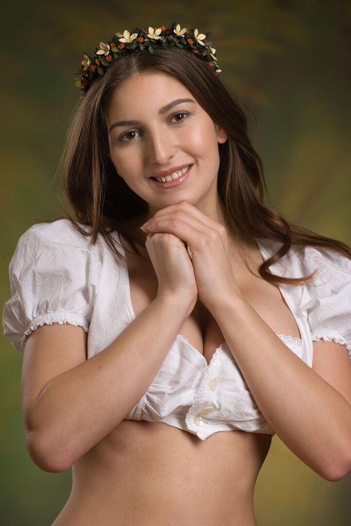 Das 16P-Glamour-Model Karla S zeigt feste, große Brüste, die nackt posieren, nachdem sie den Rock ausgezogen hat