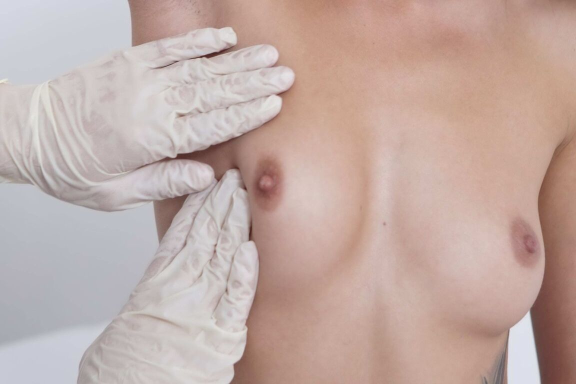 16P La tatuada El Tormenta tiene relaciones sexuales durante un chequeo con el médico