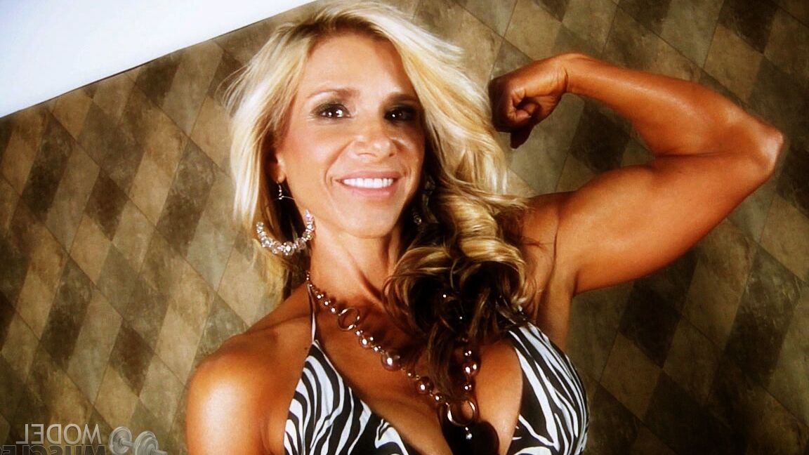 21P Tina Cross, bodybuilder blonde et mature, exhibe son superbe cul huilé.