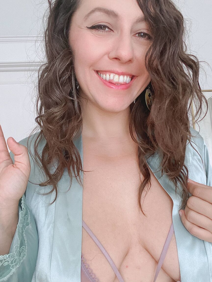 21P Brünettes Babe mit behaarten Achseln Nikki Silver enthüllt ihren buschigen Schritt
