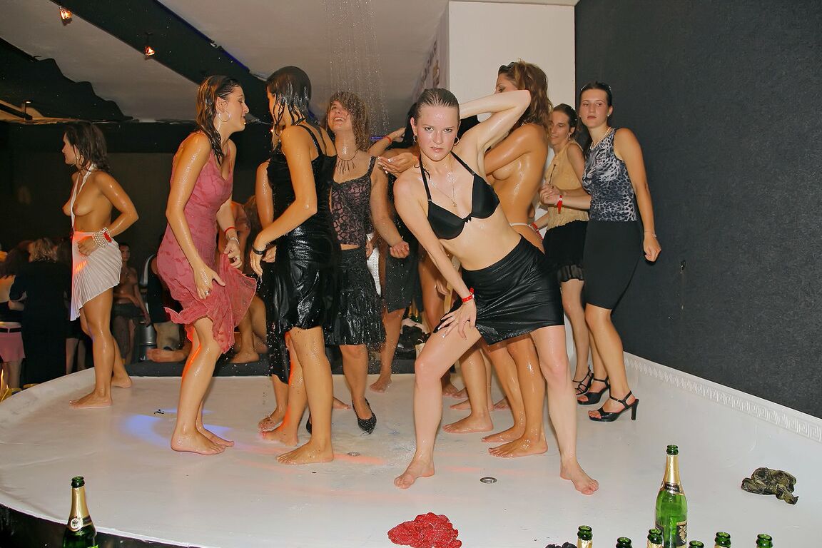 15P Geile, betrunkene Mädels ziehen sich aus und versauen beim Gruppensex im Partyclub einen wahren Wirbel