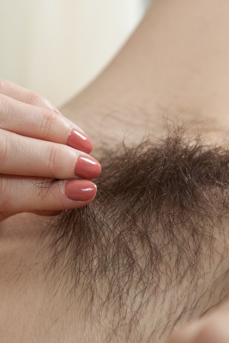 17P A esbelta e sexy Sasha K mostra suas axilas peludas