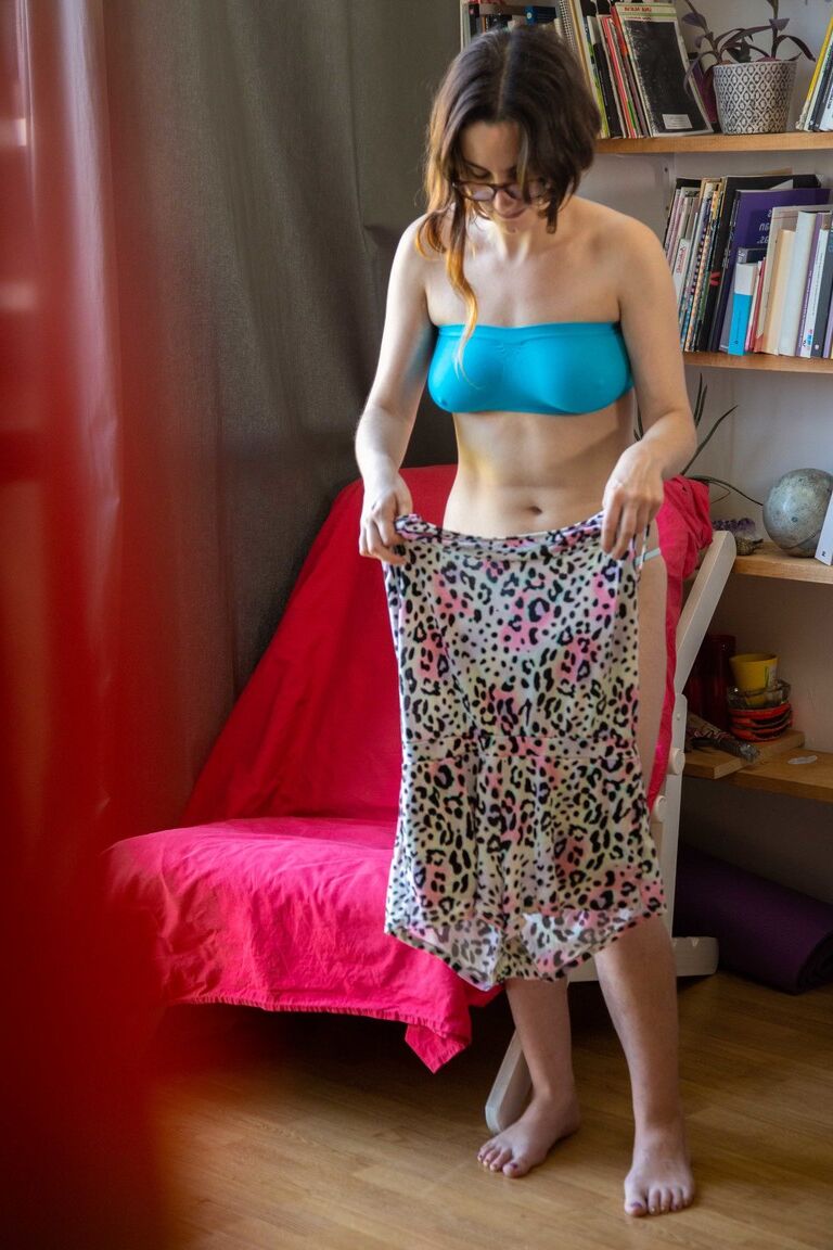 17P Óculos vestidos Lucia M mostra axilas peludas