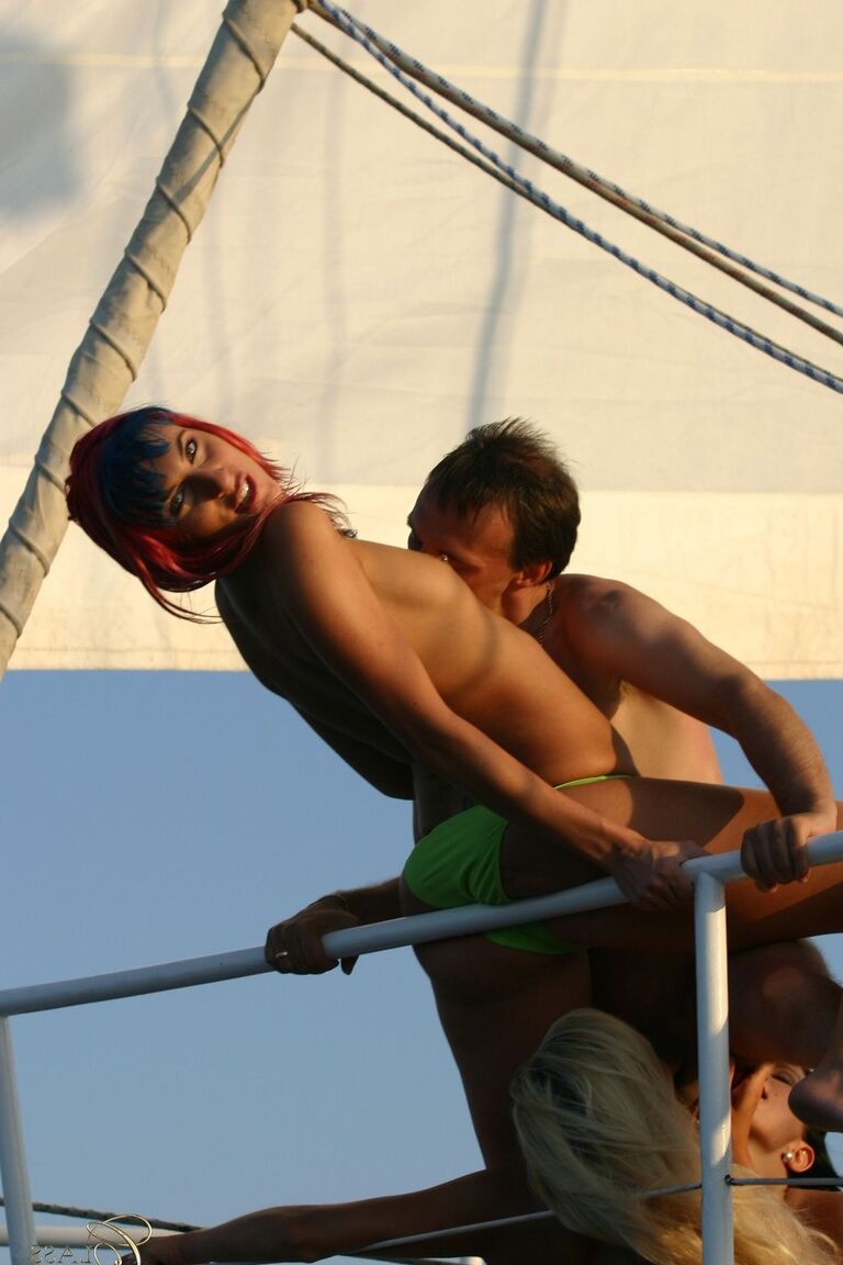 21P Garotas sexy de praia tiram seus biquínis