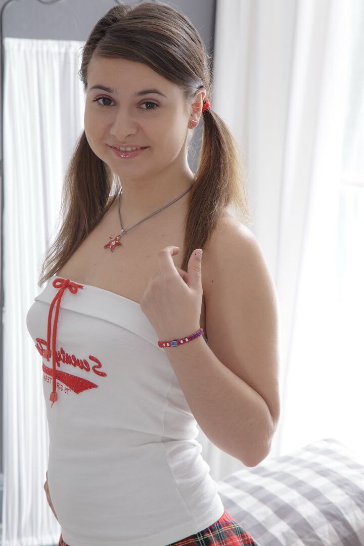 16P Barley legal girl faz anal com 1 namorado enquanto se masturba com o outro