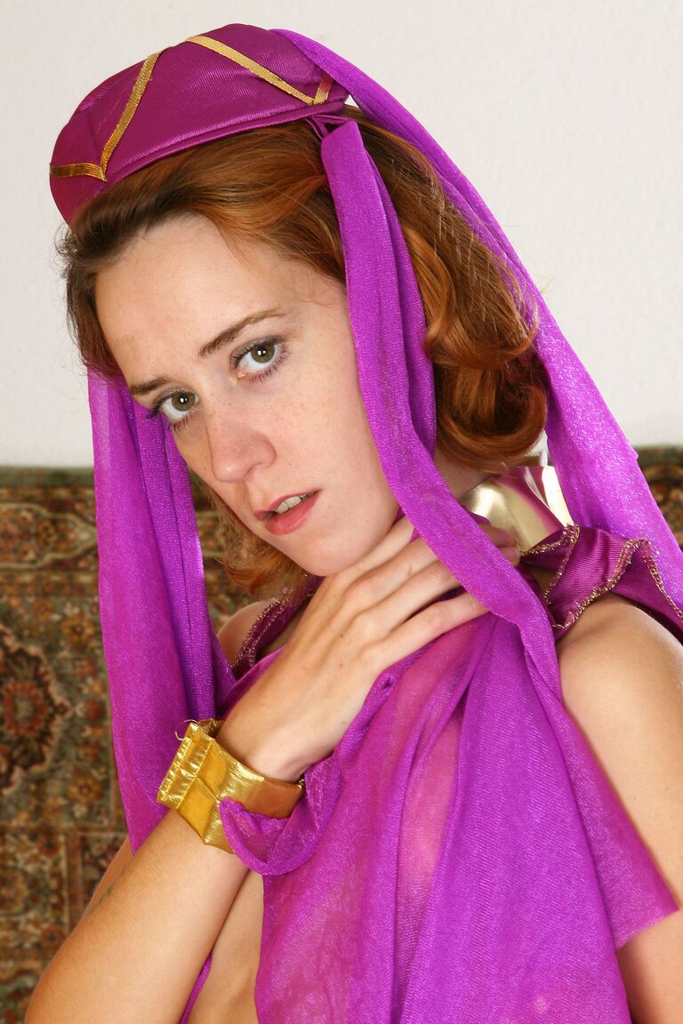 21P Matilda madura amadora revela seus peitos minúsculos e vagina peluda em um solo
