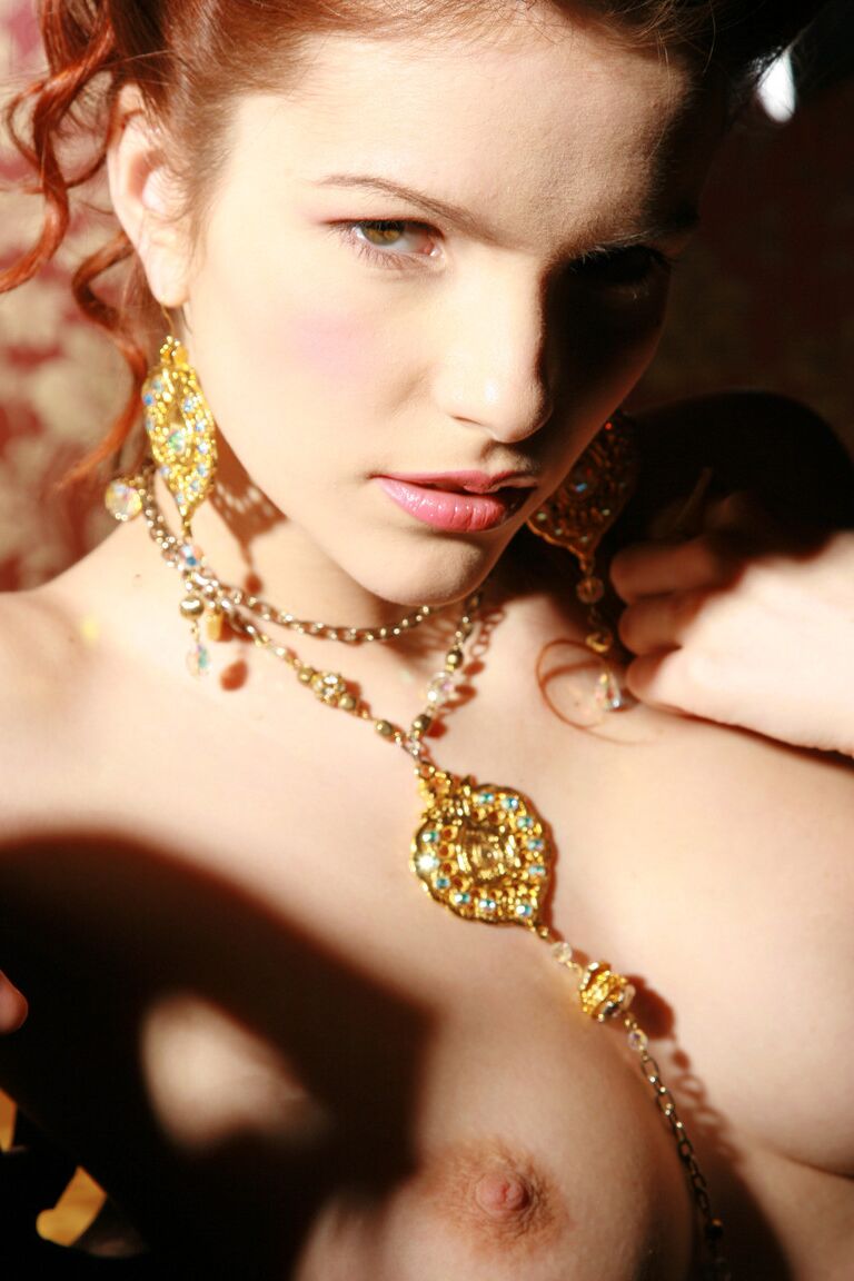 21P Glamour Babe Ulya I zeigt elegant ihre wunderschönen natürlichen Titten