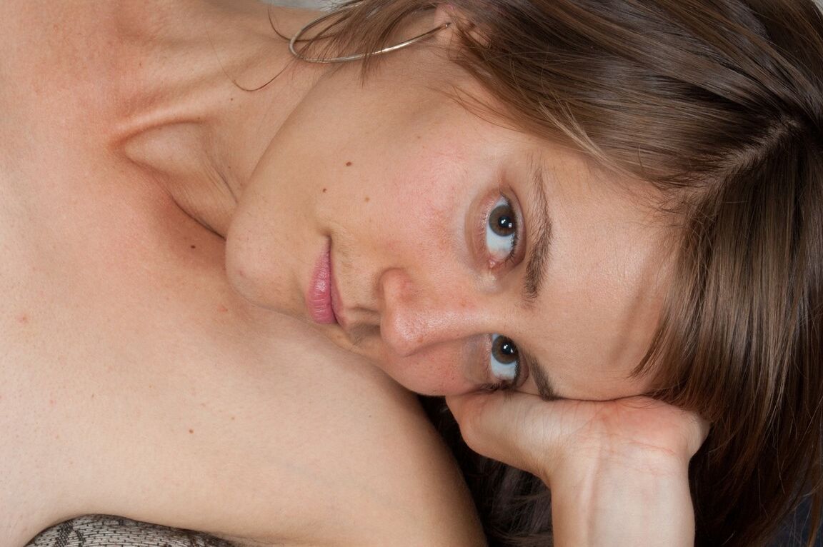 17P Petite adolescente Suzette tira suas roupas sexy e mostra sua buceta peluda