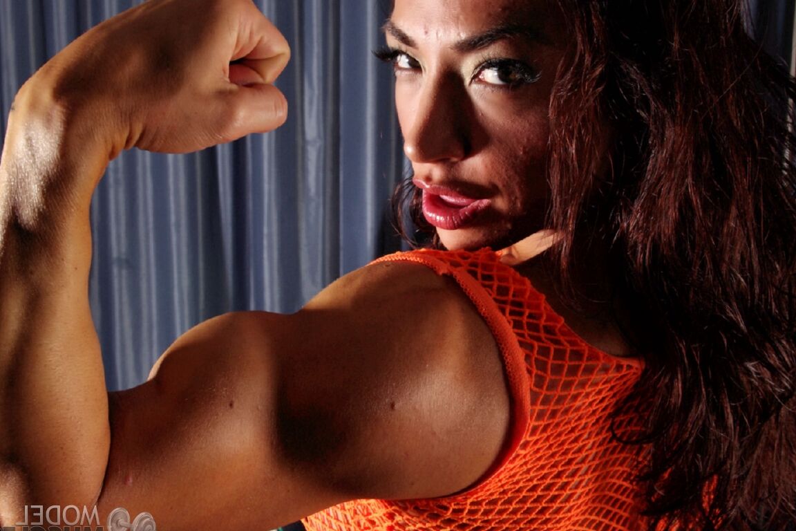 21P La bodybuilder brune Brandi Mae fait fléchir ses gros muscles et ses gros seins.
