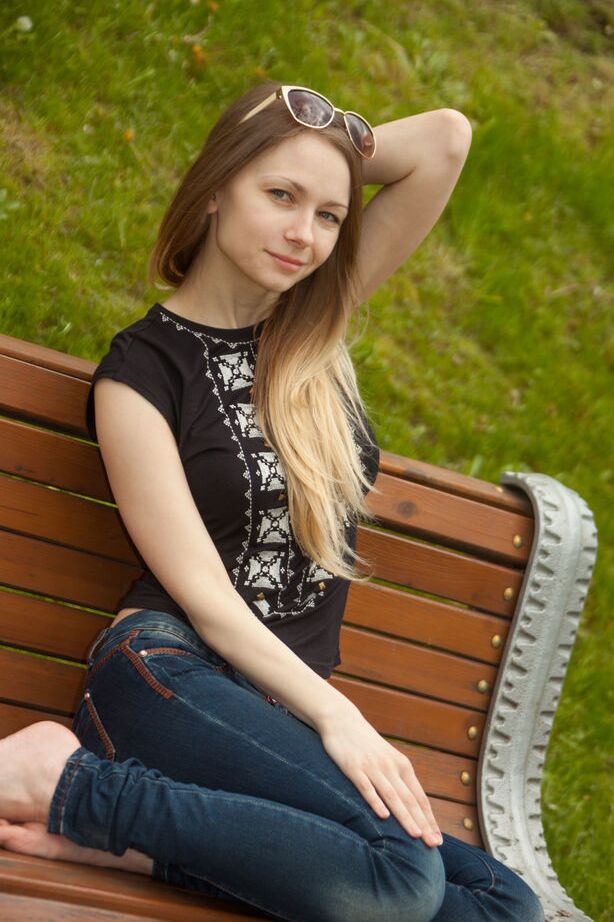 18P Die süße Teenagerin Lenore zieht sich im Badezimmer aus, um ihre kahle Muschi zu zeigen