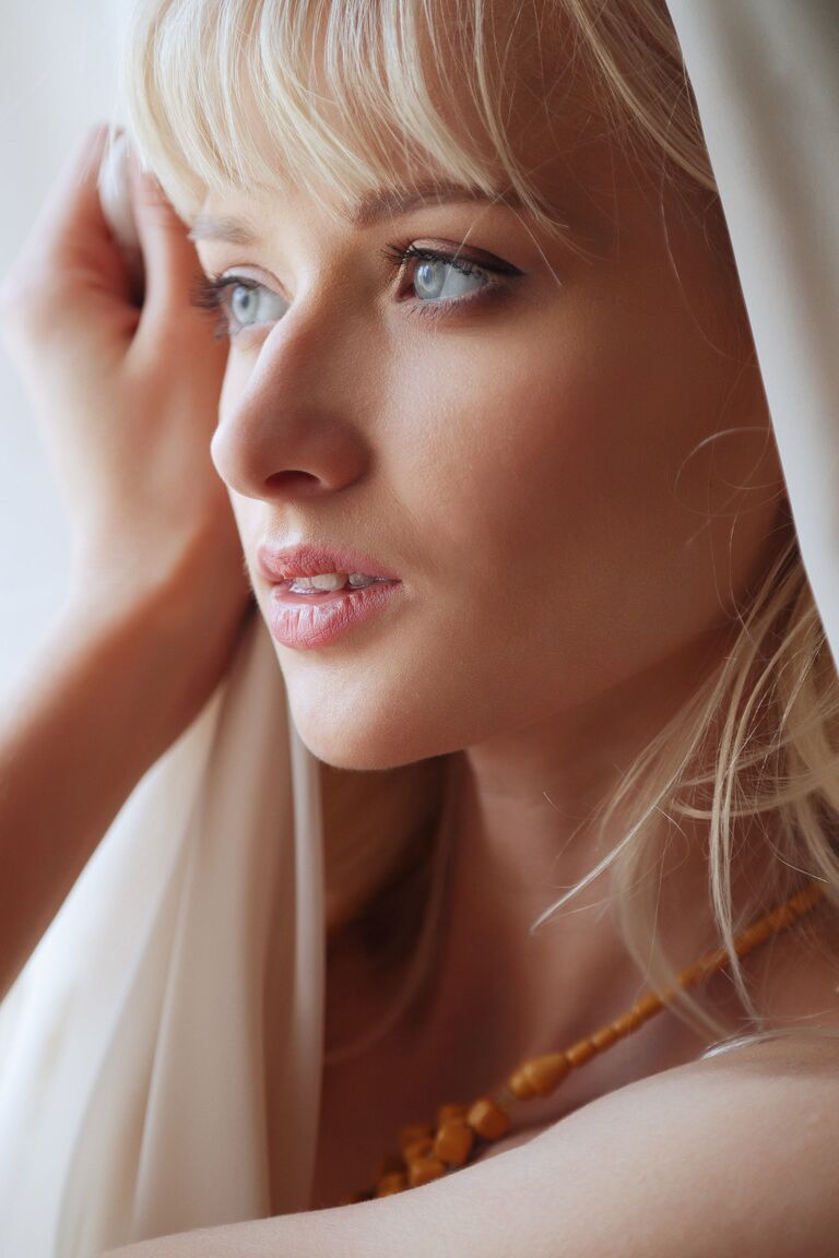 18P Belle fille blonde aux yeux bleus et à la chatte comestible prend des poses nues