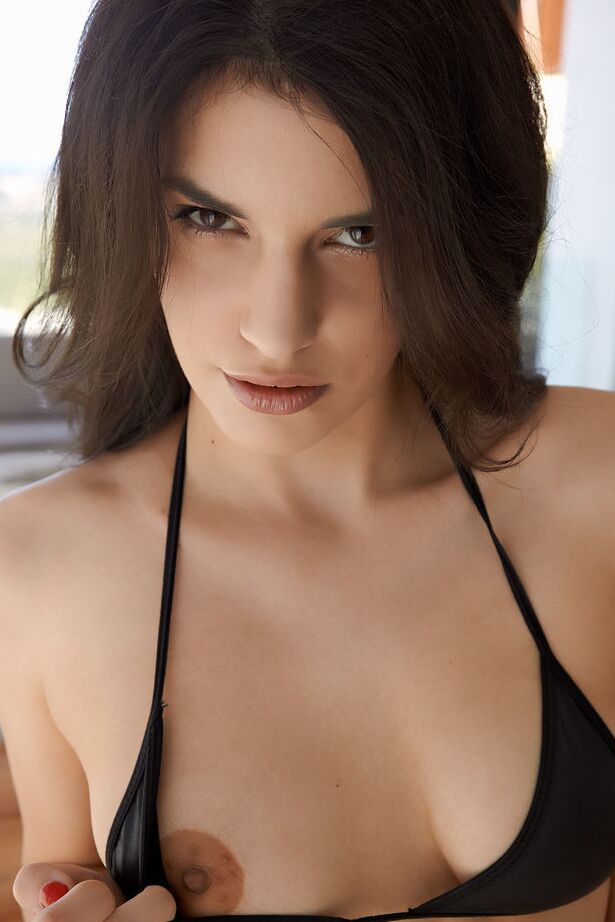 18P A adolescente sexy Candice Luka abre suas pernas longas para mostrar sua buceta na pista de pouso