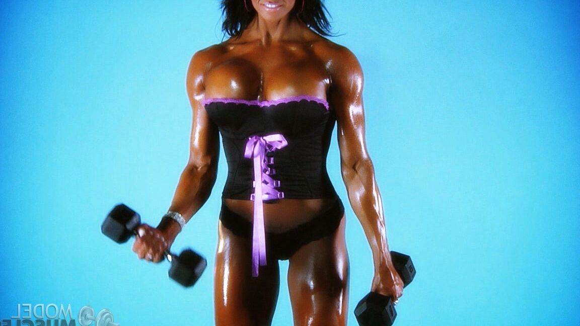 21P Versaute Bodybuilderin mit tollen Fakes Jennifer Love stellt ihre Nippel zur Schau