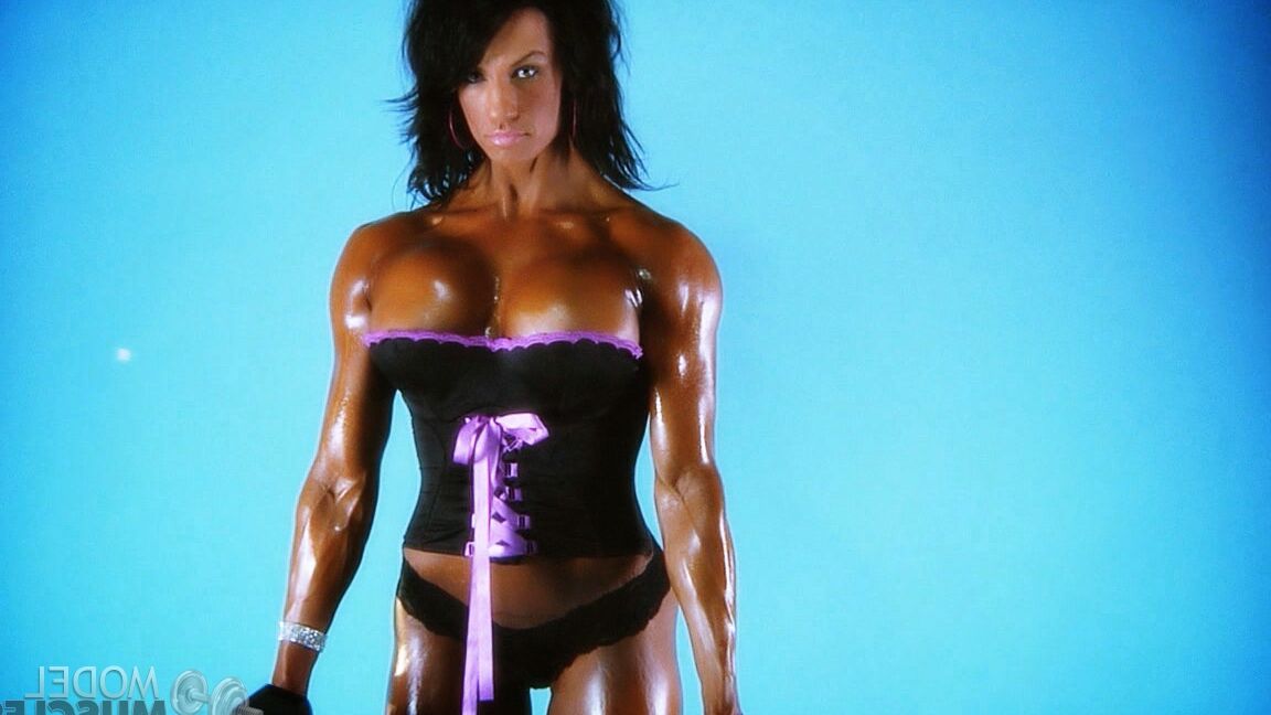 21P Versaute Bodybuilderin mit tollen Fakes Jennifer Love stellt ihre Nippel zur Schau